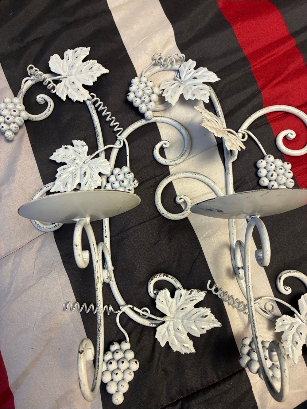Vintage-Style White Grape Leaf Wall Sconce - Unbranded